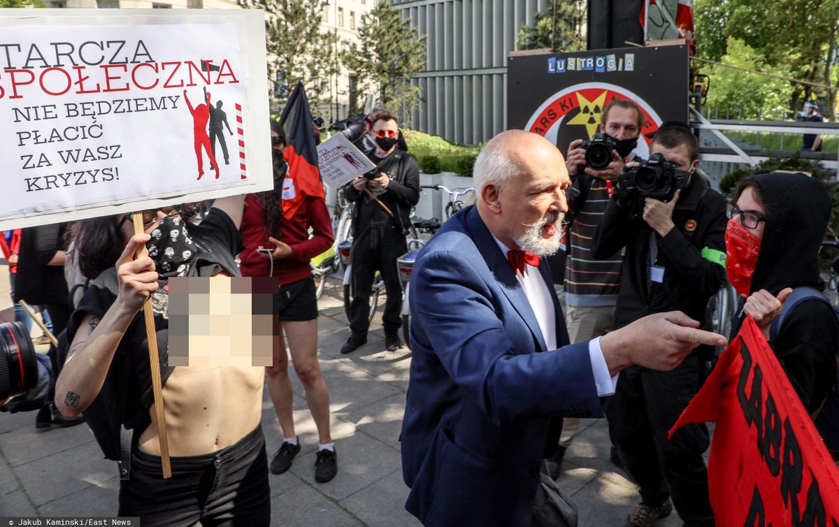 Protest pod Sejmem. Demonstranci krytykują rząd. "Ich mocodawcami są banki"