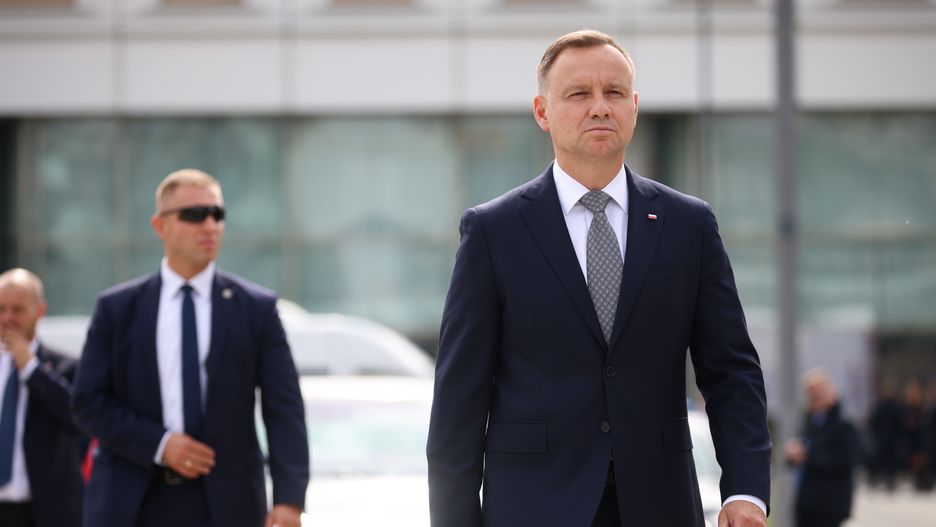Warszawa, 13.09.2022. Prezydent RP Andrzej Duda na uroczystości wręczenia sztandaru wojskowego Dowództwu Generalnemu Rodzajów Sił Zbrojnych, 13 bm. na Placu marszałka Józefa Piłsudskiego w Warszawie. (aldg) PAP/Leszek Szymański