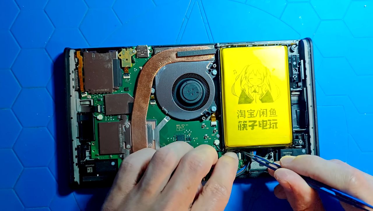 Trochę pracy i 100 zł wystarczy, aby wymienić baterię Switcha 2 na bardziej pojemną