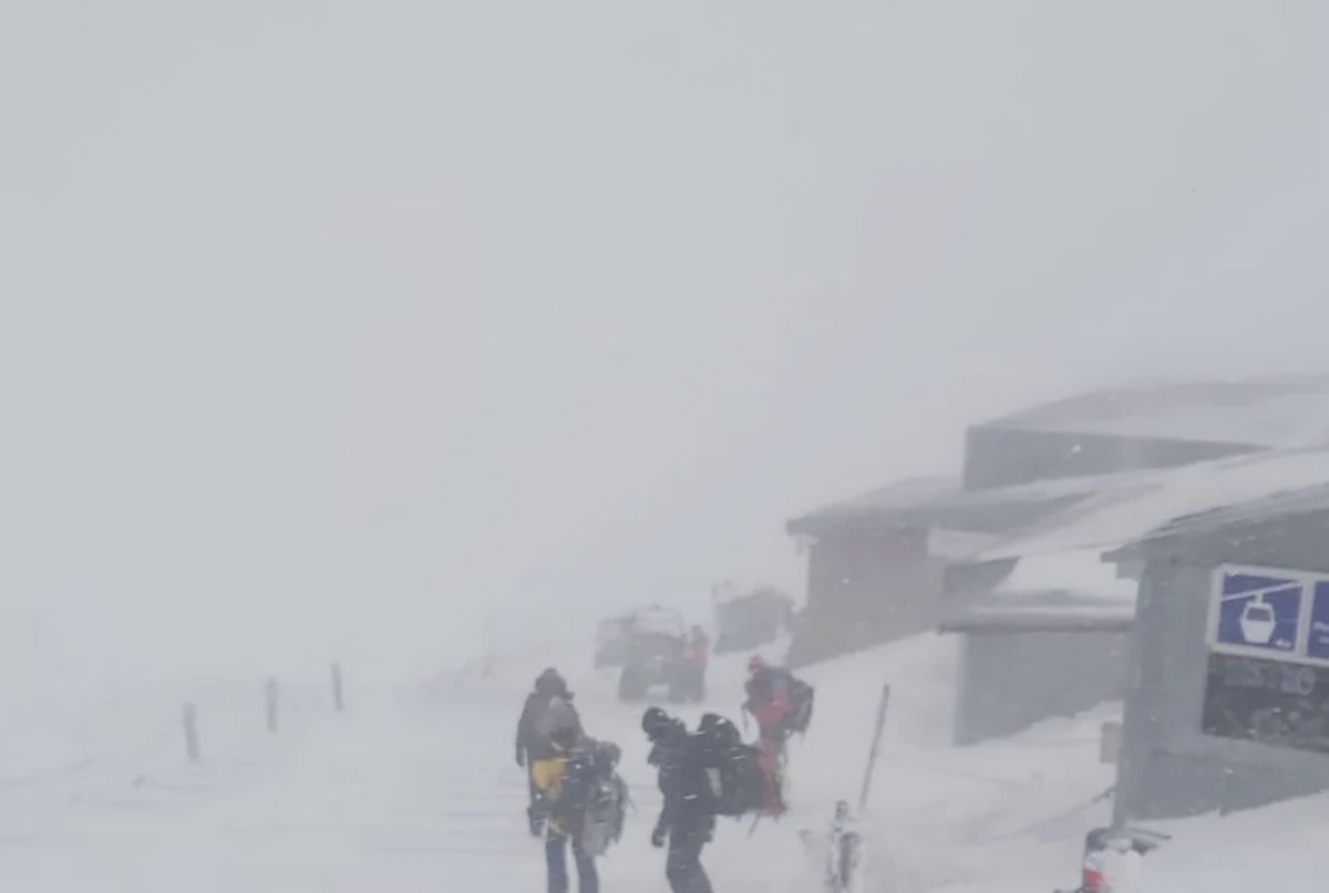Na Śnieżce IMGW zanotowało porywy wiatru o prędkości 169km/h/zdj. ilustracyjne