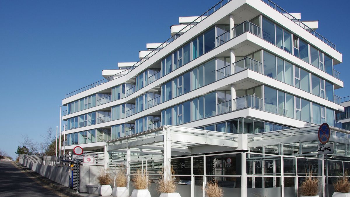 Pomorze Zachodnie Marek Bazak
PHOTO: ZOFIA I MAREK BAZAK / EAST NEWS Wojewodztwo zachodniopomorskie miasto Mielno   N/Z ulica Pionierow,  luksusowe apartamenty nad morzem  Dune Beach Resort
MAREK BAZAK