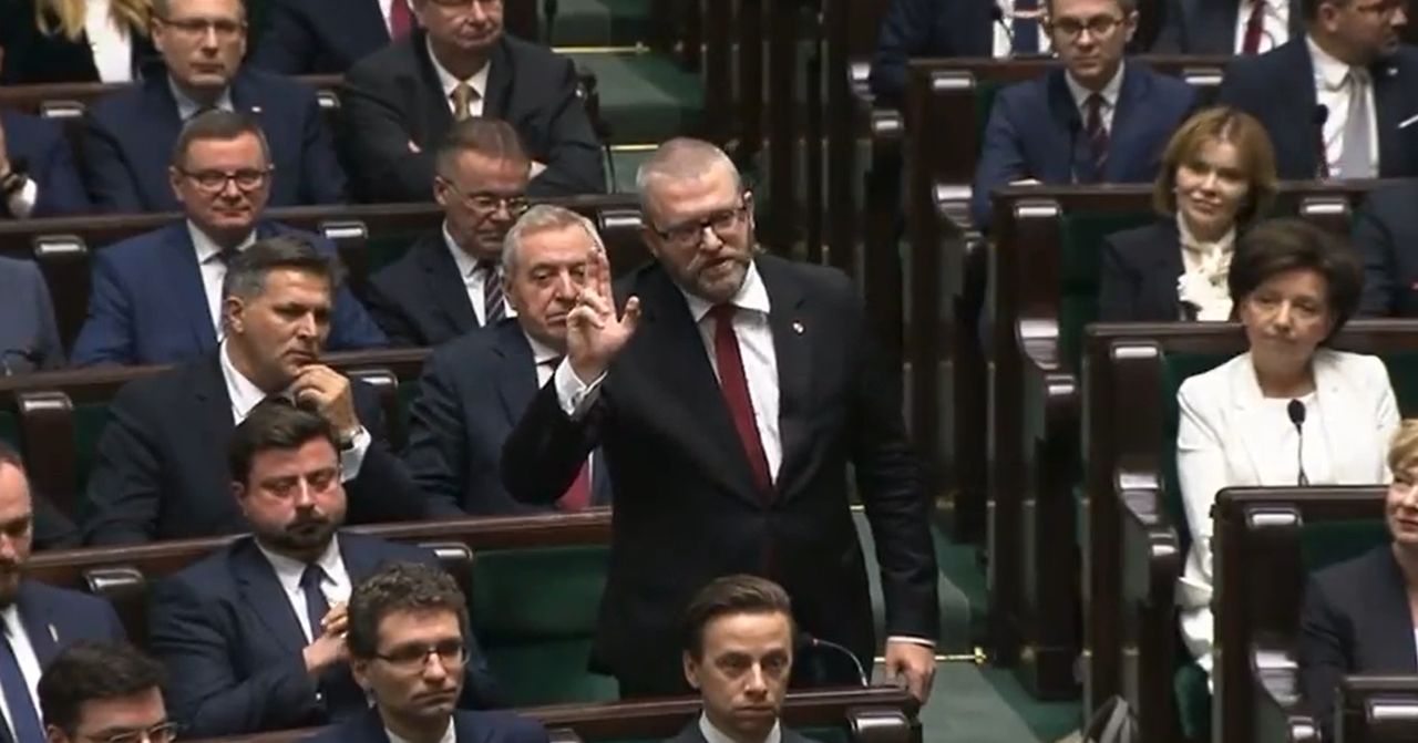 Grzegorz Braun ślubował podczas posiedzenia Sejmu, odwołując się do wiary w Boga