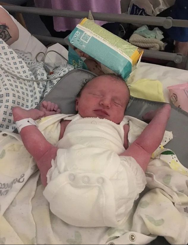 Mała gimnastyczka w akcji