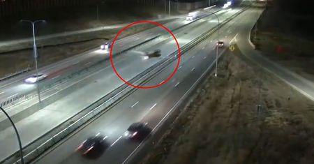 Niezwykłe sceny na autostradzie. Awionetka lądowała na drodze