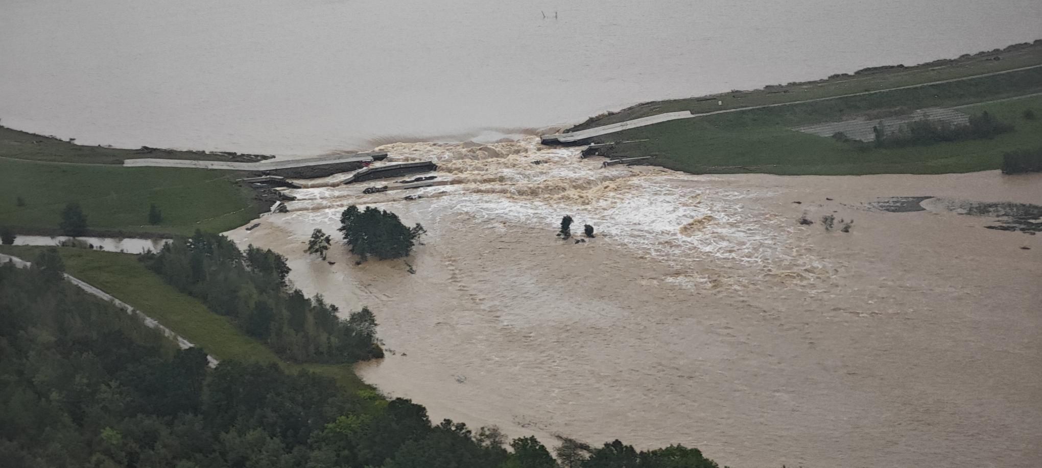 Uszkodzona zapora zbiornika Topola