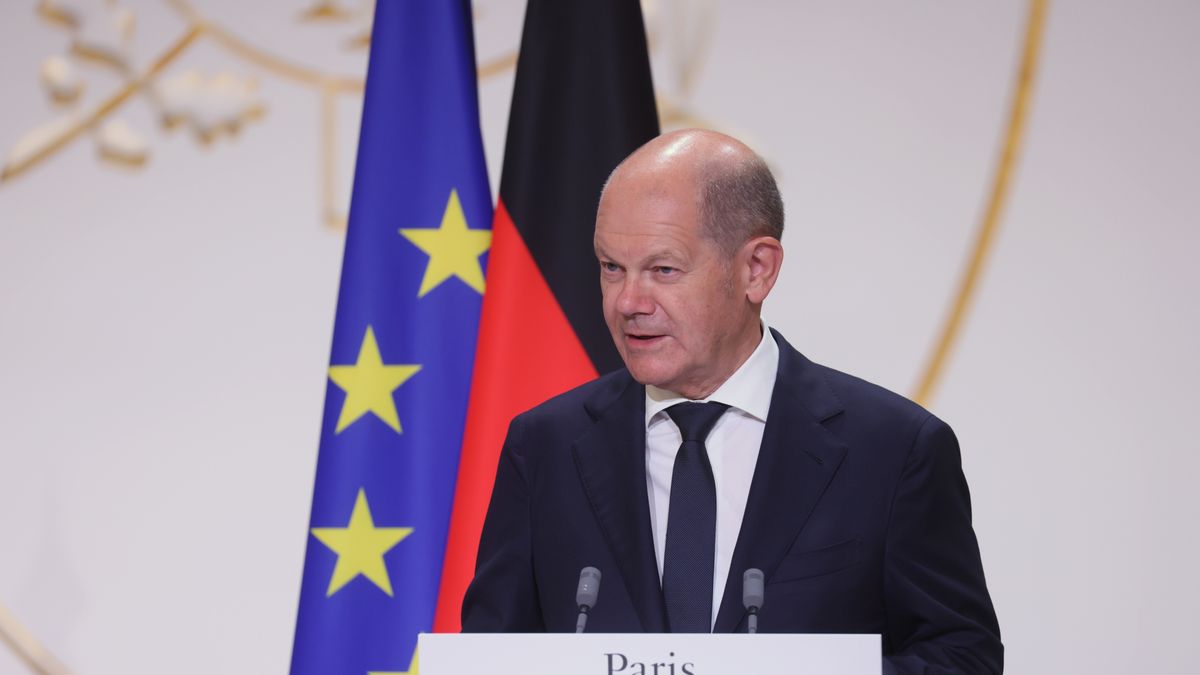 Paryż, Francja, 12.06.2023. Kanclerz Niemiec Olaf Scholz podczas konferencji prasowej w Paryżu, 12 bm. Prezydent Andrzej Duda przybył z jednodniową wizytą do Paryża, gdzie spotkał się z prezydentem Francji Emmanuelem Macronem, a następnie brał udział w szczycie Trójkąta Weimarskiego. (mr) PAP/Leszek Szymański