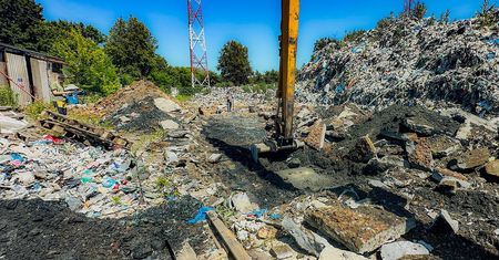 Uderzenie w "mafię śmieciową". CBŚP zatrzymało siedem osób, w tym urzędnika