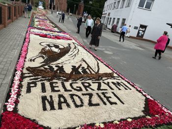 Jak Krzymów świętuje Boże Ciało? Kwietny dywan, który zachwyca
