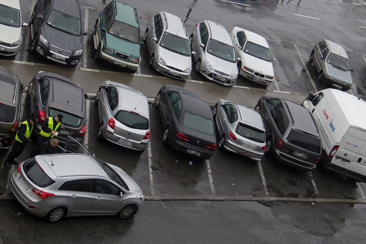 Parkinigi w Krakowie znów zapełniły się autami, więc władze podjęły decyzję o przywróceniu opłat za postój.