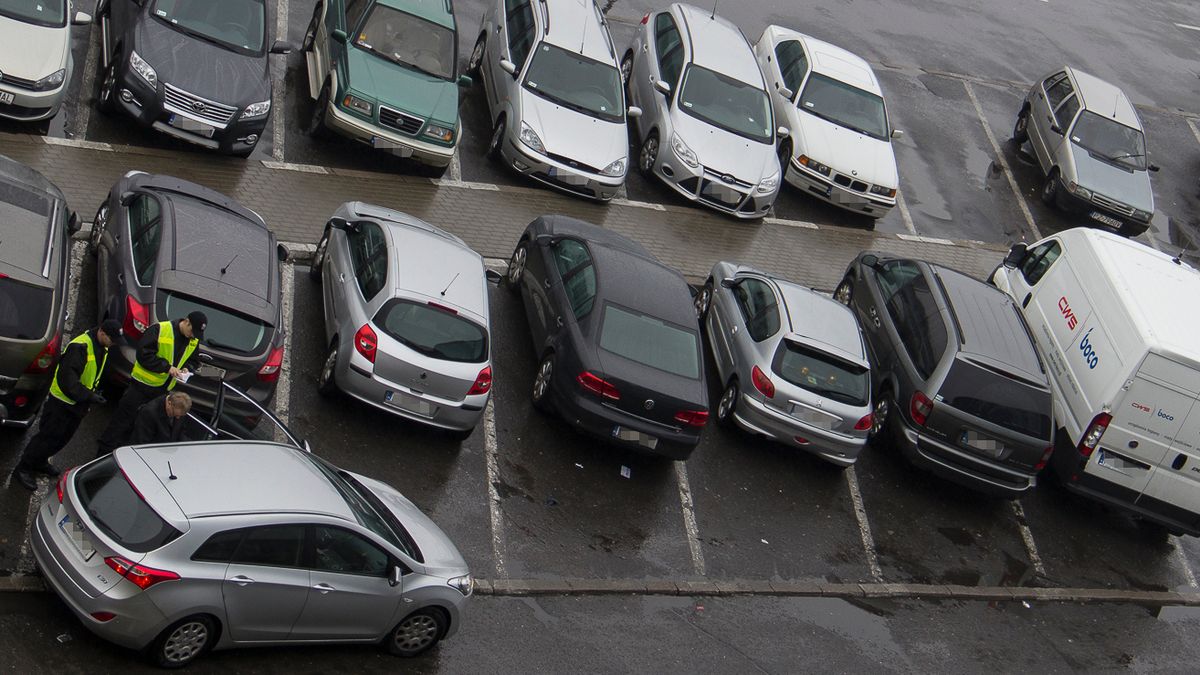 Parkinigi w Krakowie znów zapełniły się autami, więc władze podjęły decyzję o przywróceniu opłat za postój.