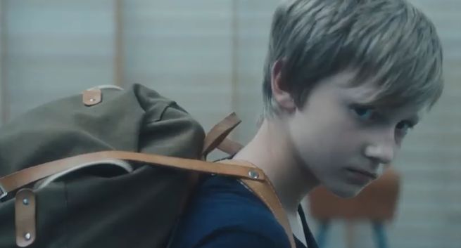 Plecak problemów dorosłych obciąża dziecko w spocie SOS Wiosek Dziecięcych (wideo)