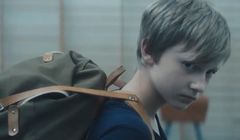 Plecak problemów dorosłych obciąża dziecko w spocie SOS Wiosek Dziecięcych (wideo)