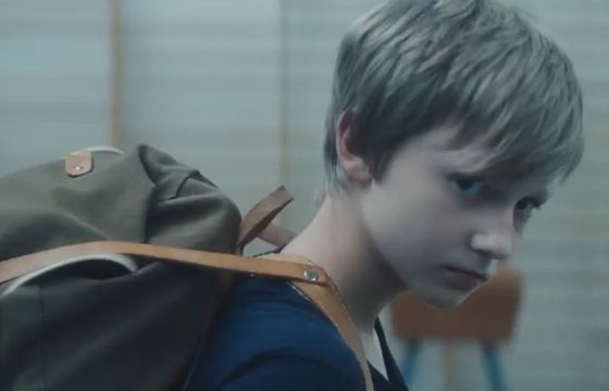 Plecak problemów dorosłych obciąża dziecko w spocie SOS Wiosek Dziecięcych (wideo)