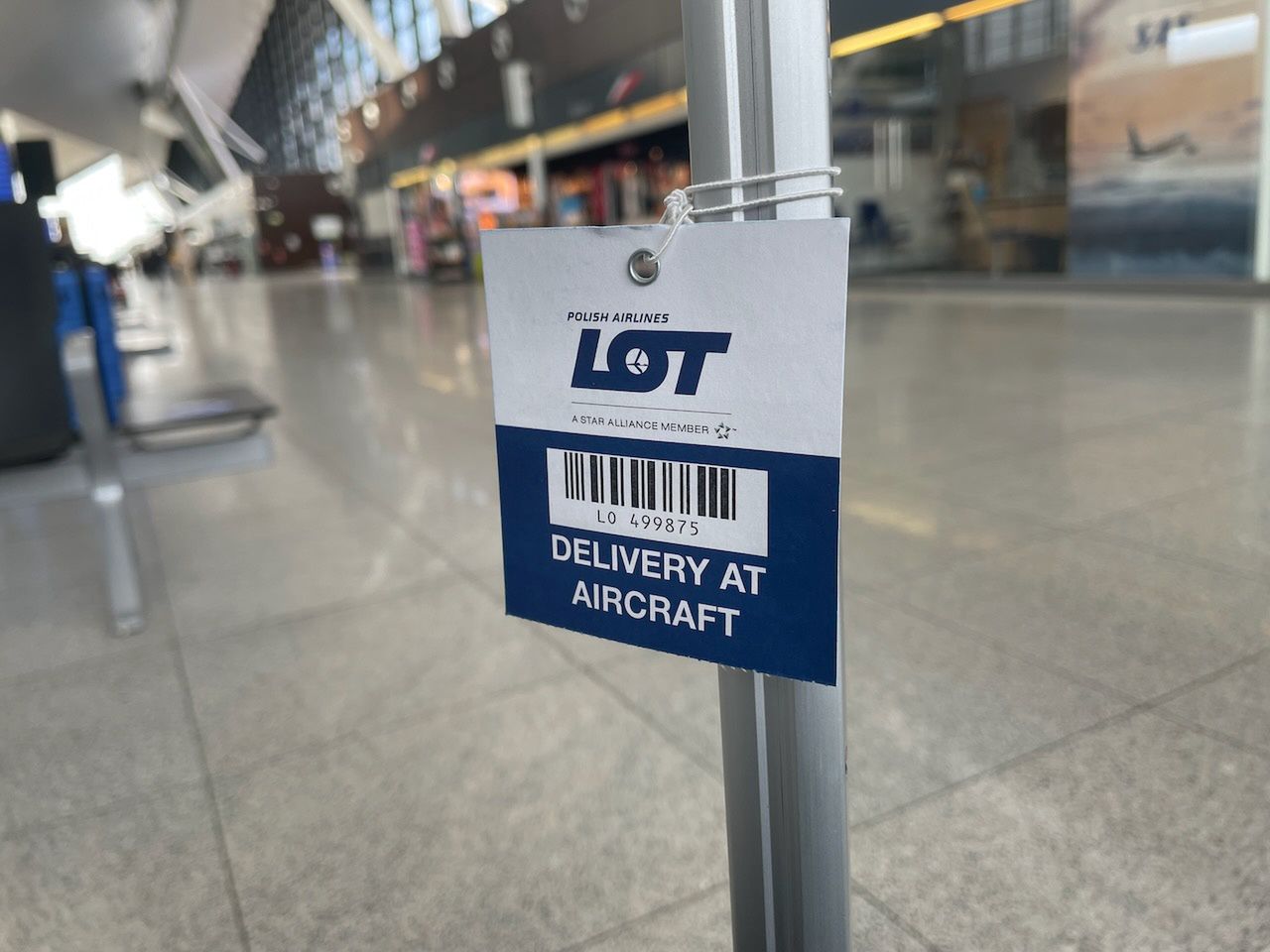 Przywieszka "Delivery at aircraft" oznacza, że bagaż zostanie nadany do luku przy wejściu do samolotu. Składa się z dwóch części