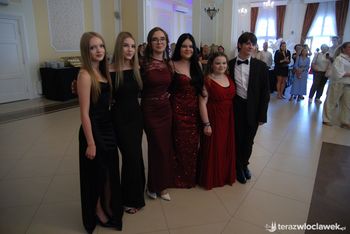Włocławek: Polonez, elegancja i wyjątkowy wieczór. Ósmoklasiści ze Szkoły Podstawowej nr 2 bawili się na balu