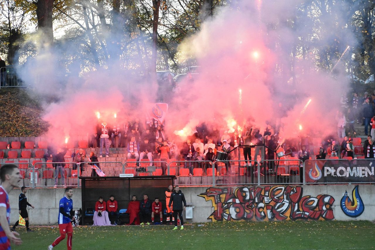 Kraków: Sceny na meczu okręgówki Płomień Kościelec-Michałowianka. Kibice użyli pirotechniki