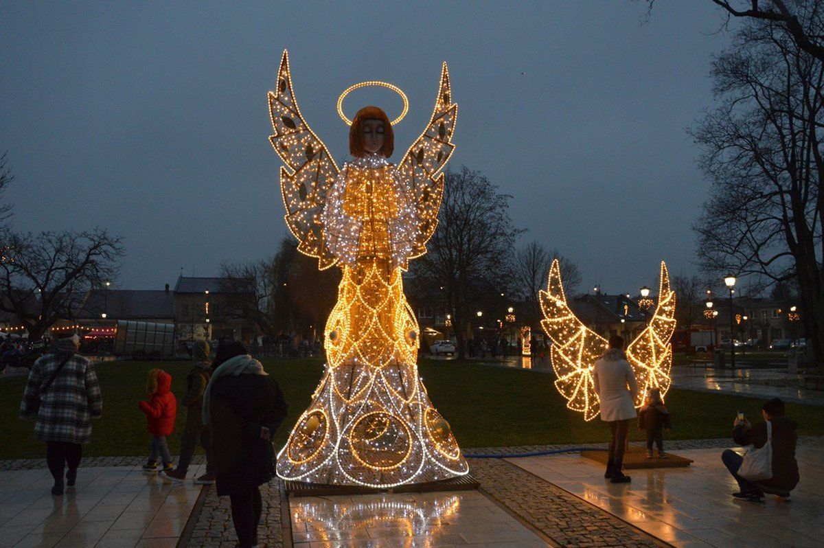 Pięknie oświetlony anioł.