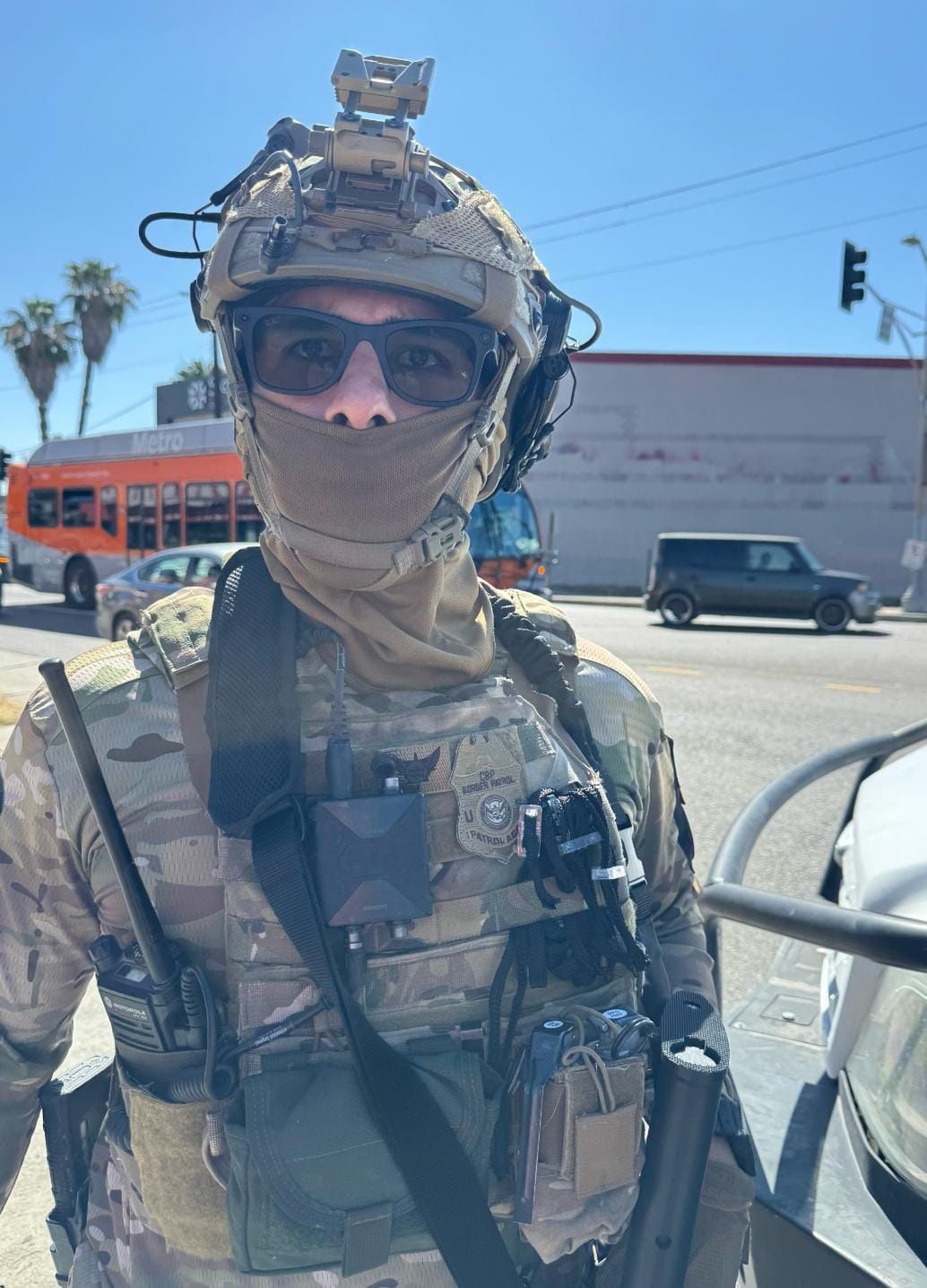 Funkcjonariusz CBP noszący okulary AI Mety