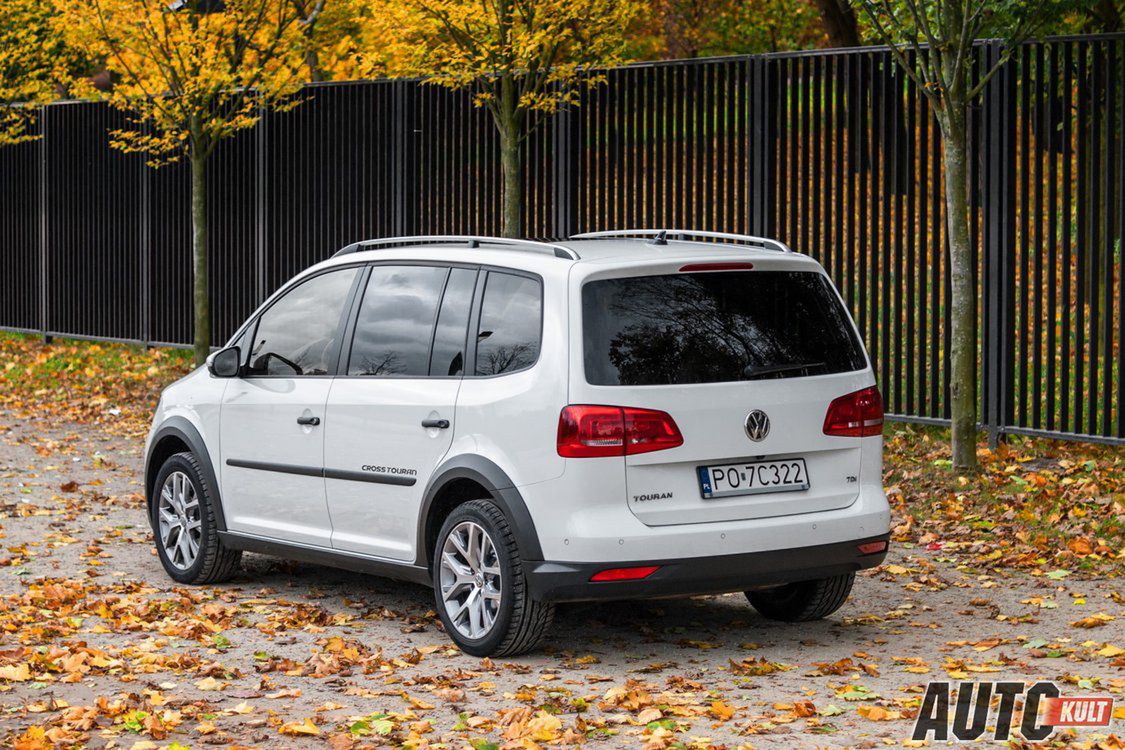 VW Touran to atrakcyjne, stosunkowo młode auto, ale może rdzewieć od spodu.