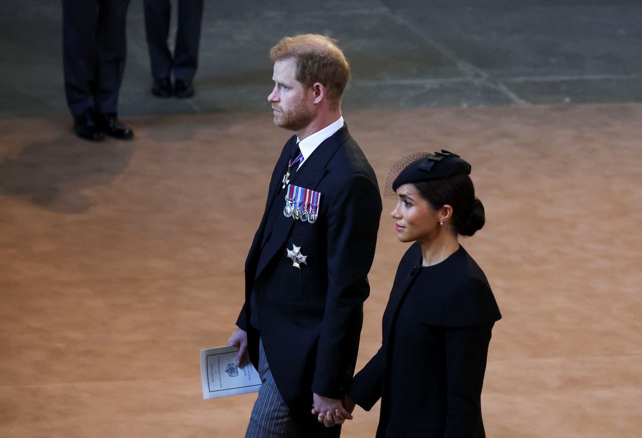 Książę Harry i Meghan Markle okazują sobie wsparcie poprzez trzymanie się za ręce