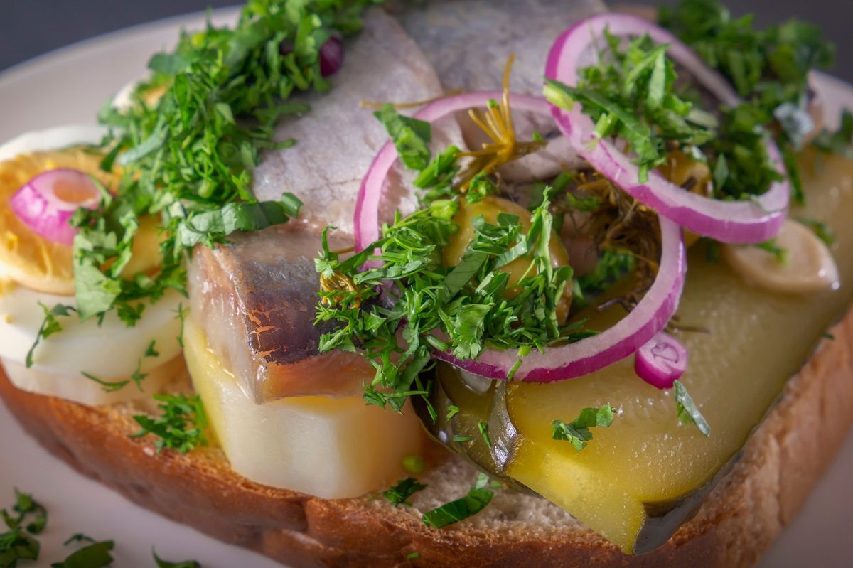 Żadne burgery czy hot dogi. Szwedzi zajadają się tylko takimi kanapkami