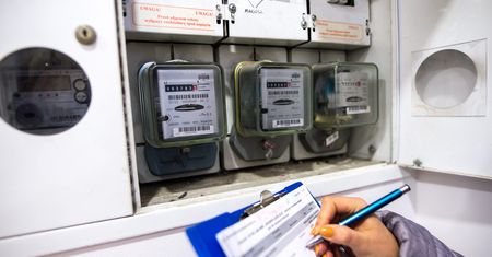 Polacy wierzą w OZE i atom bardziej niż w węgiel. Liczą na obniżenie cen energii
