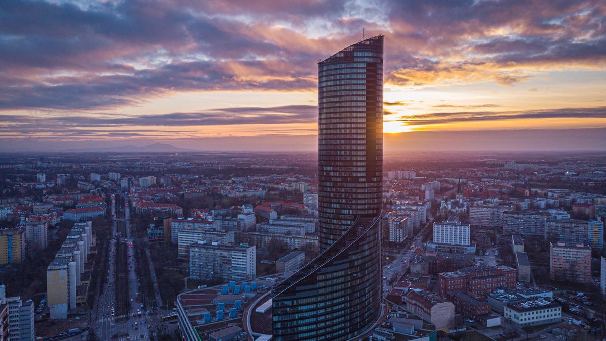 We wrocławskim Sky Tower pojawił się dym. Ewakuowano setki osób