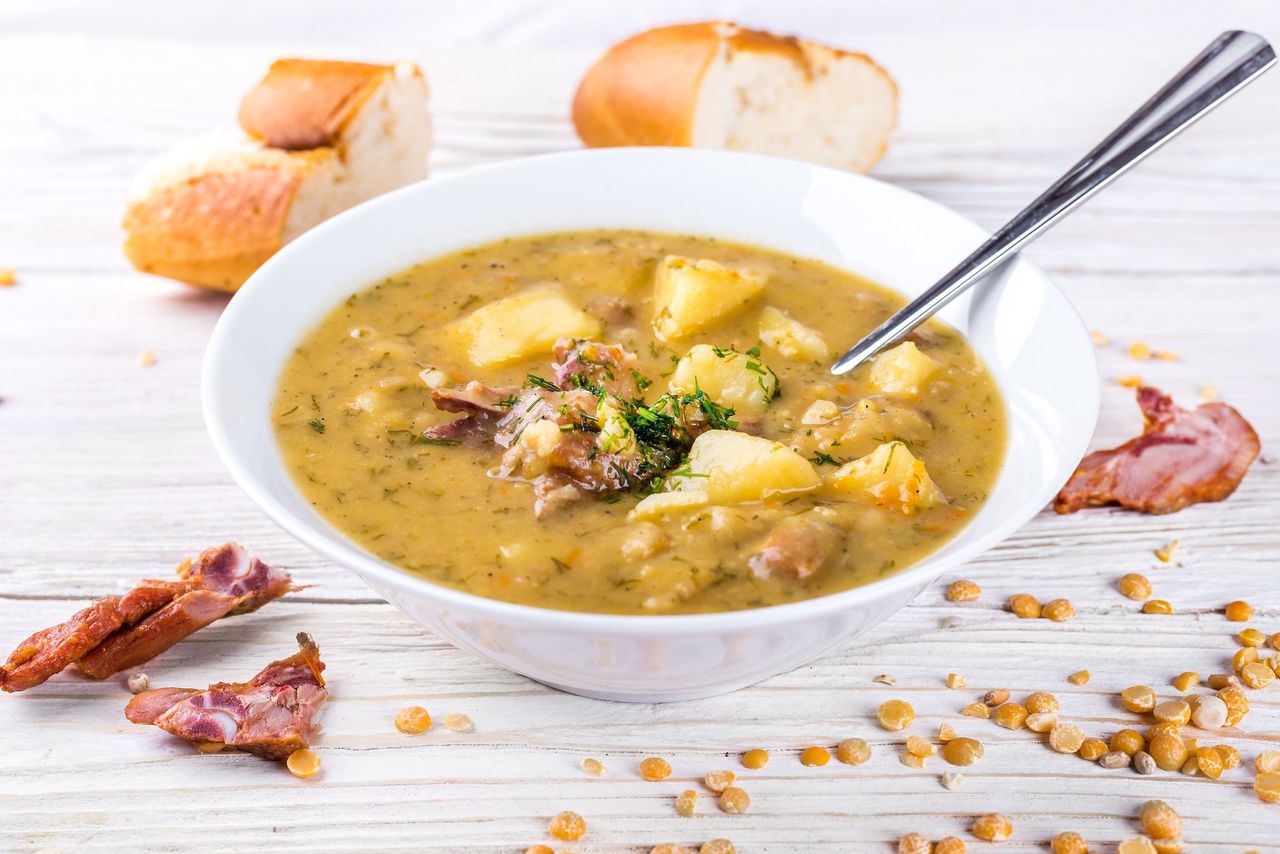 Zupa grochowa na wędzonce. Zawiesista i aromatyczna