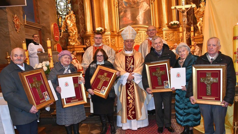 Biskup Jan Piotrowski sprawował mszę świętą w katedrze i wręczył medale &#34;Pro Christo Rege Et Ecclesia&#34;.