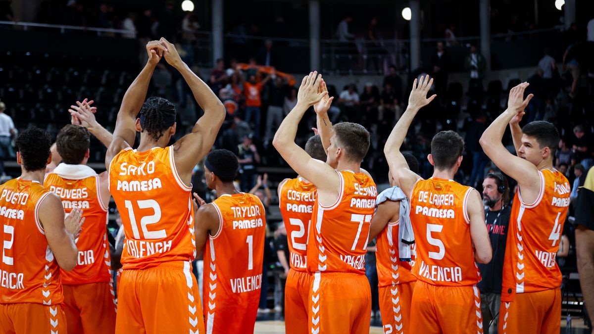 VILLEURBANNE, FRANCE - OCTOBER 01: Team of Valencia Basket during the  EuroLeague Regular Season Round 1 match between Valencia Basket and Valencia Basket at The Astroballe on October 01, 2025 in Villeurbanne, France. (Photo by Marie Bassery/Euroleague Basketball via Getty Images)