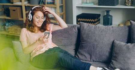 Audiobook w telefonie – jak wygodnie słuchać książek na co dzień?