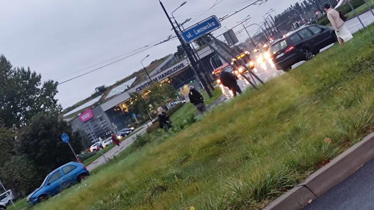 Zderzenie dwóch fordów na rondzie Mohyły