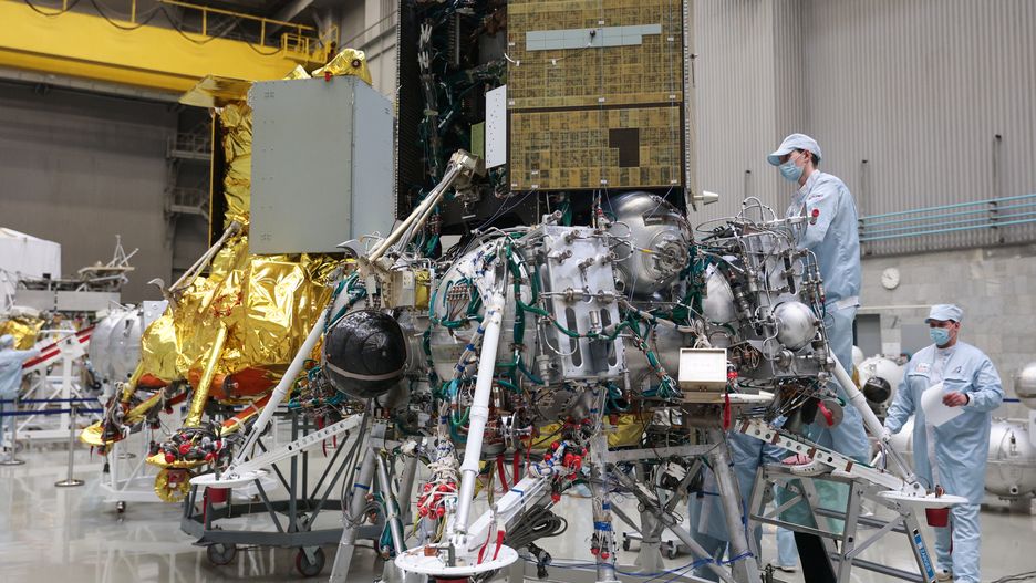 Rosyjscy naukowcy przy lądowniku Luna-25