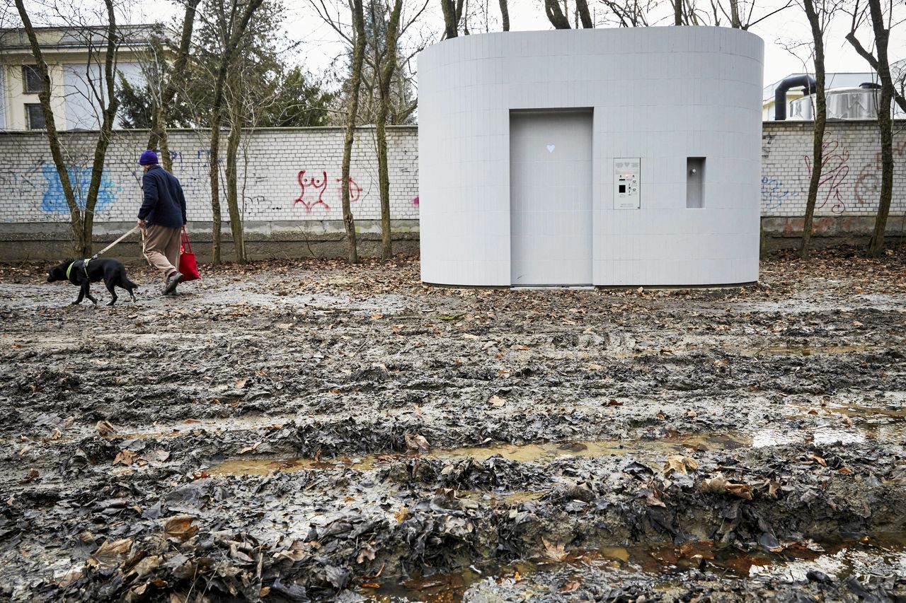 Postawili toaletę za 650 tys. zł. Zrobili ścieżkę ze zrębków