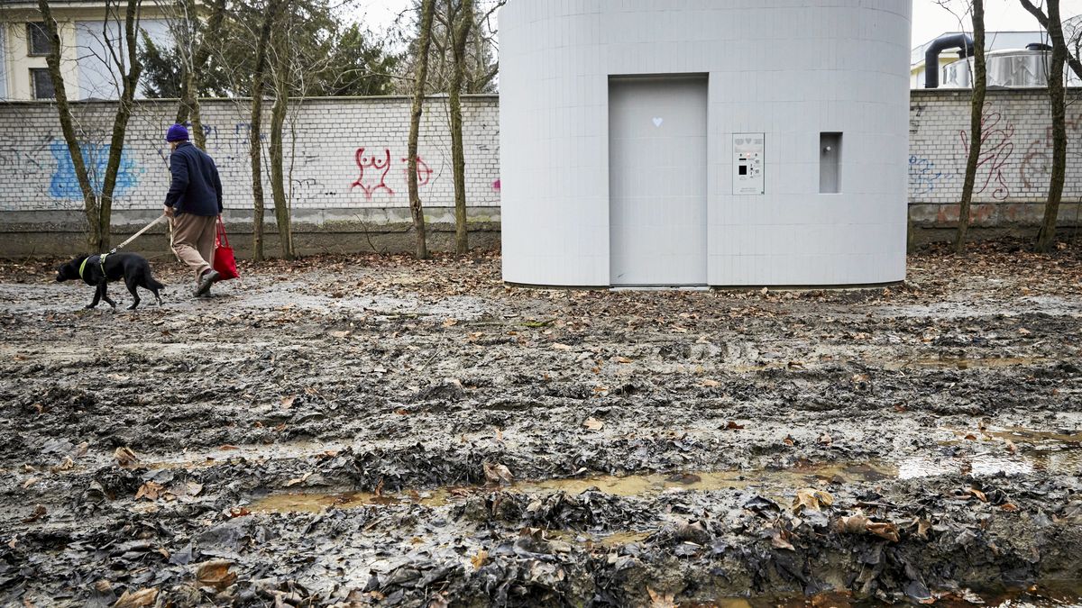 Postawili toaletę za 650 tys. zł. Zrobili ścieżkę ze zrębków