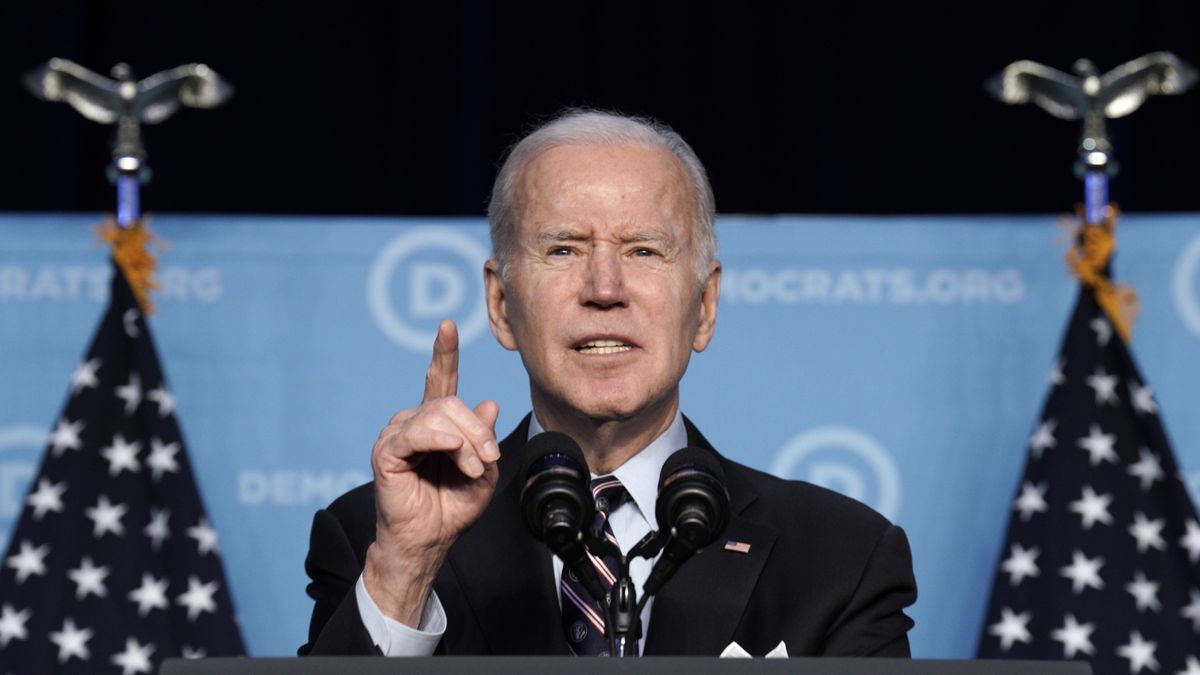  epa09816410 US President Joe Biden delivers remarks to Democratic National Committee members (DNC) at their Winter Meeting in Washington, DC, USA, 10 March 2022.  EPA/Yuri Gripas / POOL Dostawca: PAP/EPA.
