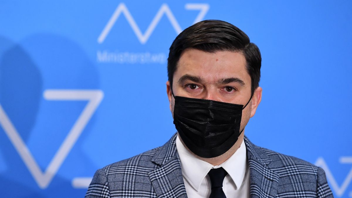 Warszawa, 17.01.2022. Rzecznik prasowy Ministerstwa Zdrowia Wojciech Andrusiewicz wziął udział w konferencji prasowej w Ministerstwie Zdrowia w Warszawie, 17 bm. Dzisiaj odbędą się obrady sztabu kryzysowego i spotkanie kierownictwa Ministerstwa Zdrowia. Poruszone zostaną kwestie dot. możliwych scenariuszy po tym jak 13 z 17 lekarzy Rady Medycznej przy premierze złożyło dymisję. (aldg) PAP/Radek Pietruszka