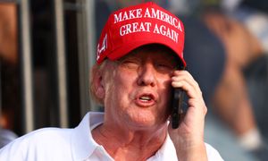 Zamiast telefonu Trumpa stare iPhone’y. Zaliczki wciąż można wpłacać