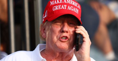Już nie "produkowany w USA". Zamieszanie z telefonem od Trumpa trwa