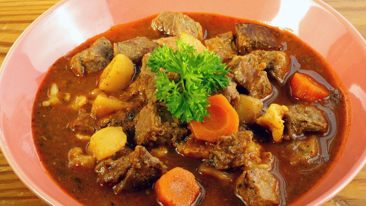 Dodaj skórkę z papai, by mięso w gulaszu było mięciutkie