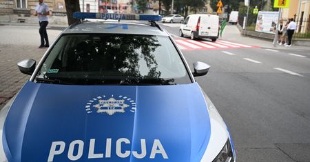 Zaczepił dziecko. dziewczynka uciekła do sklepu