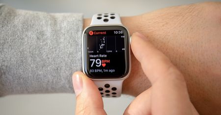 Uratował życie staruszki pożyczonym zegarkiem. Wykorzystał wiedzę o technologii