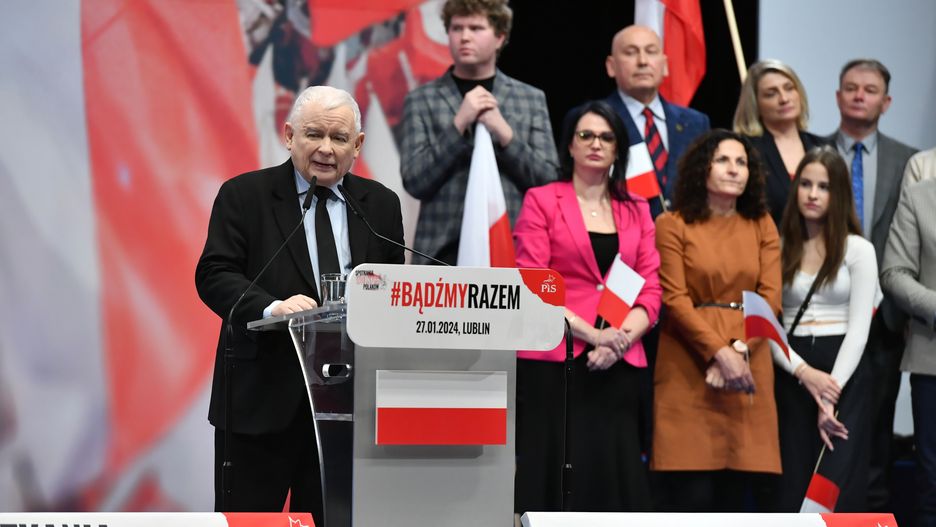 Lublin, 27.01.2024. Prezes PiS Jarosław Kaczyński (L) podczas spotkania z mieszkańcami w ramach akcji "Bądźmy Razem" w Centrum Spotkania Kultur w Lublinie, 27 bm. (sko) PAP/Wojtek Jargiło