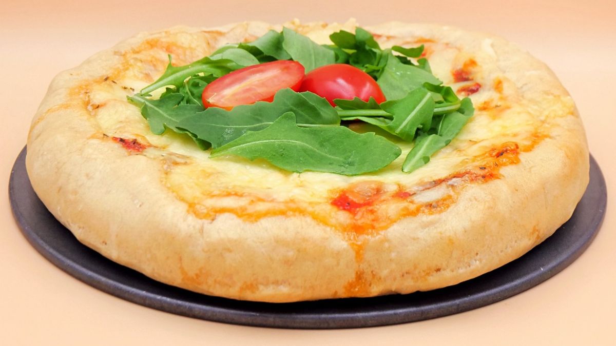 Pizzę wyłóż na talerz