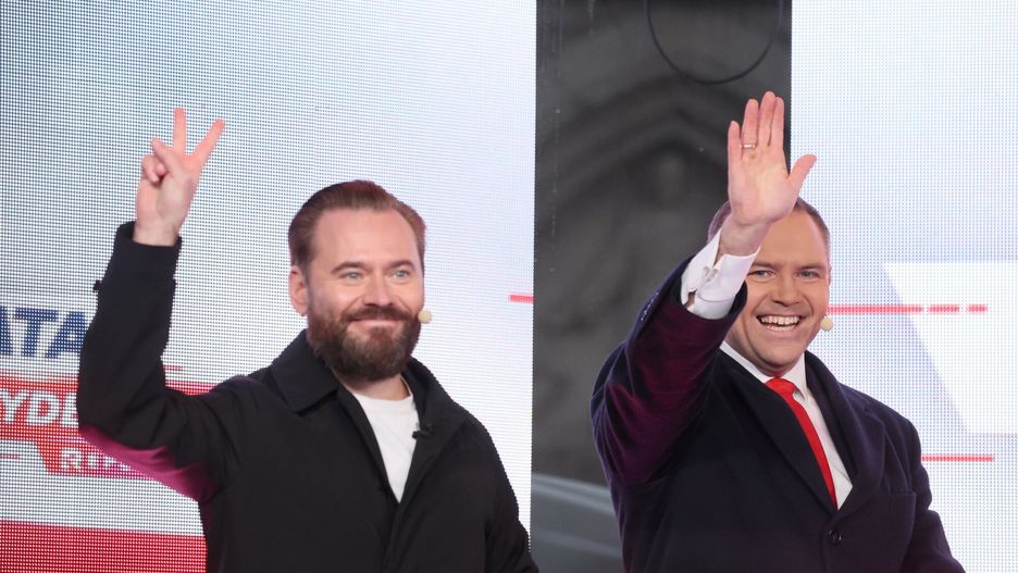Debaty w Ko?skich
Fot. Pawel Wodzynski/East News, 11.04.2025. Konskie. Prezydencka kampania wyborcza. Sztab kandydata KO Rafala Trzaskowskiego zaprosil do przedwyborczej debaty w Konskich kontrkandydata - Karola Nawrockiego (PiS). Chec udzialu w debacie zglosili tez inni kandydaci. N/z odrebna debata TV Republika i telewizji wPolsce24 na Rynku w Konskich - Krzysztof Stanowski, Karol Nawrocki
Pawel Wodzynski