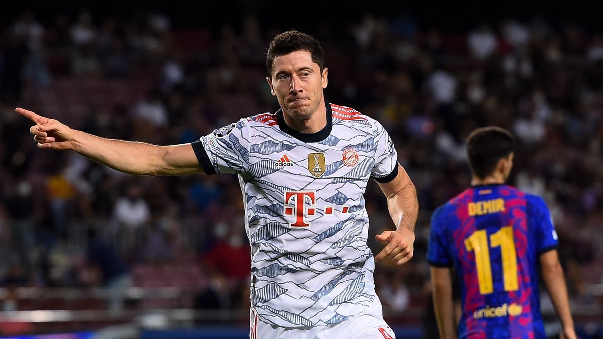 BARCELONA, SPAIN - SEPTEMBER 14: Bayern Munichâs forward Robert Lewandowski celebrates his goal during the UEFA Champions League group E match between FC Barcelona and Bayern Muenchen at Camp Nou stadium on September 14, 2021 in Barcelona, Spain. (Photo by Adria Puig/Anadolu Agency via Getty Images)