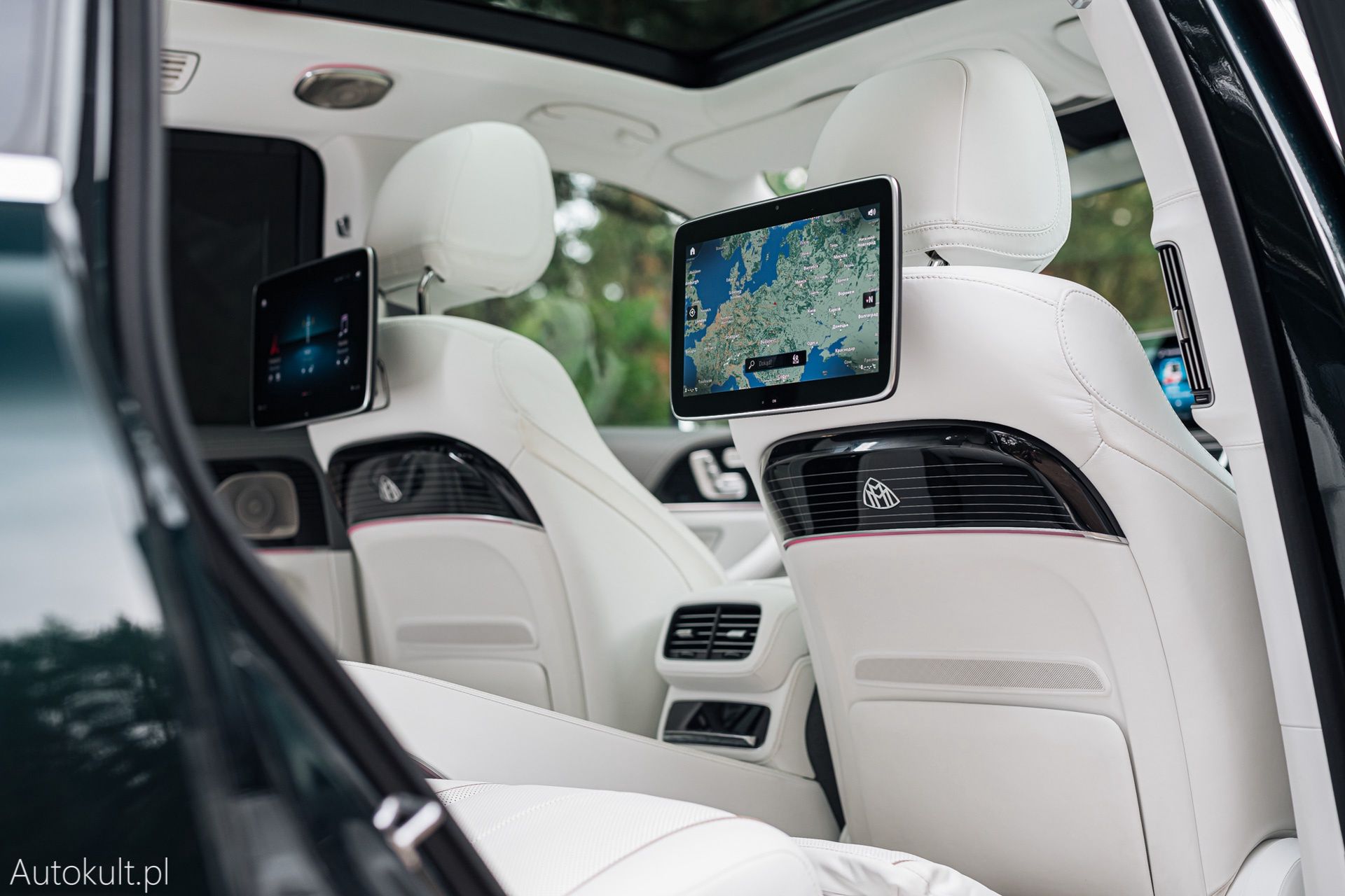 Range Rover (2022) vs Bentley Bentayga S (2022) vs Mercedes-Maybach GLS 600 (2022)