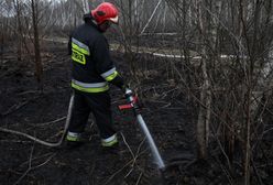 Strażacy dogaszają ogień na składowisku odpadów w Pyszącej