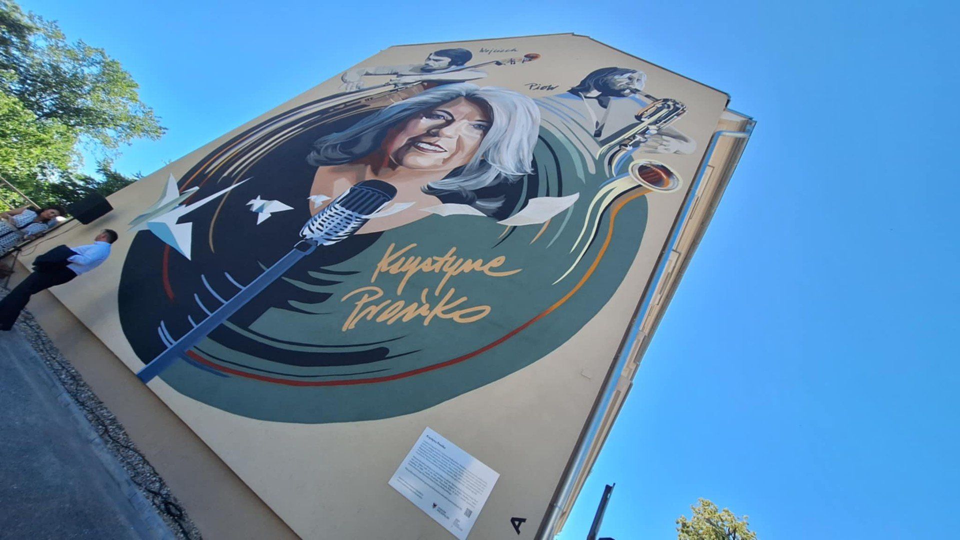 Mural Krystyny Prońko powstał naprzeciwko kamienicy przed głównym wejściem do Teatru Osterwy.