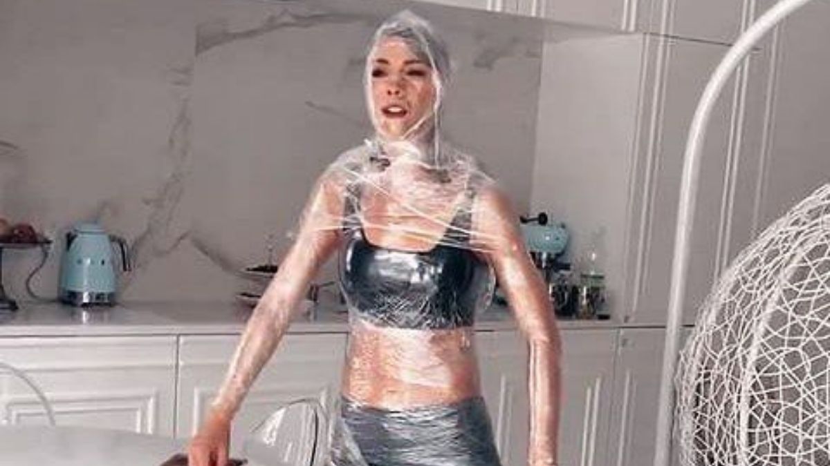 Owinęła się folią spożywczą